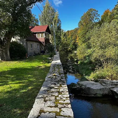 Izeria 112 Riverside House Vakantiehuis *