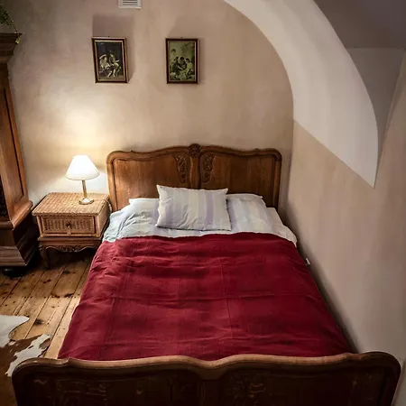 Izeria 112 Riverside House *