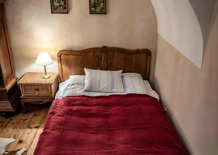 Izeria 112 Riverside House *