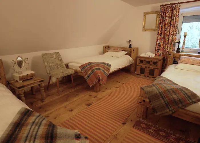 Izeria 112 Riverside House *