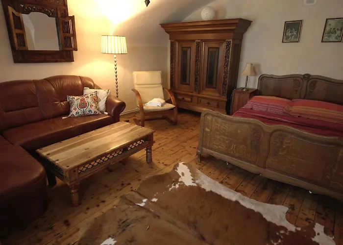 Izeria 112 Riverside House *