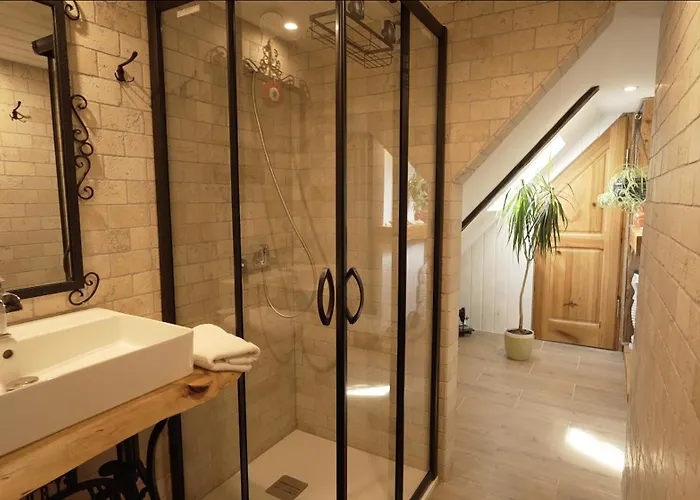 Izeria 112 Riverside House Semesterbostad