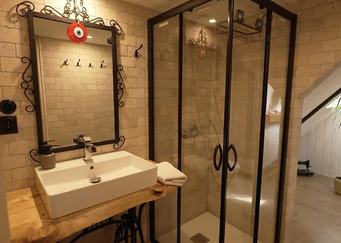 Izeria 112 Riverside House *